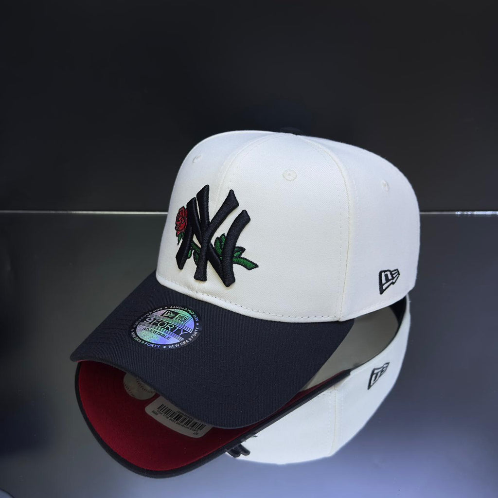 NY YANKEES CREMA\NEGRO FLOR ROJA