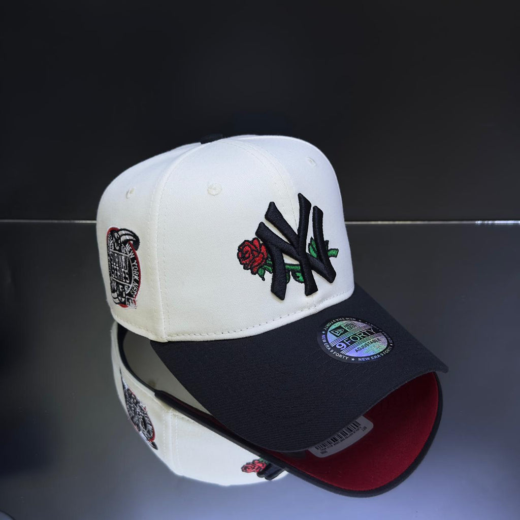 NY YANKEES CREMA\NEGRO FLOR ROJA