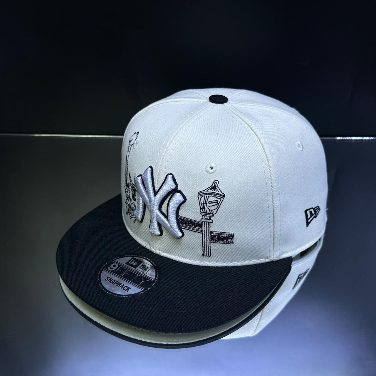 NY YANKEES ESTATUA DE LA LIBERTAD CREMA\NEGRO