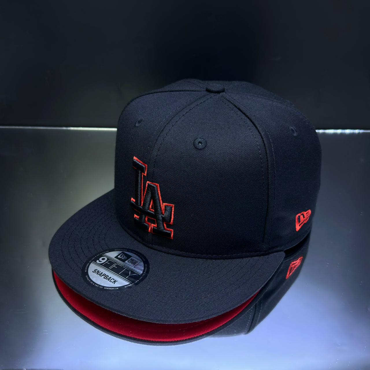 LOS ANGELES NEGRO BORDE ROJO