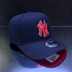 NY YANKEES AZUL MARINO ROJO \BORDE BLANCO